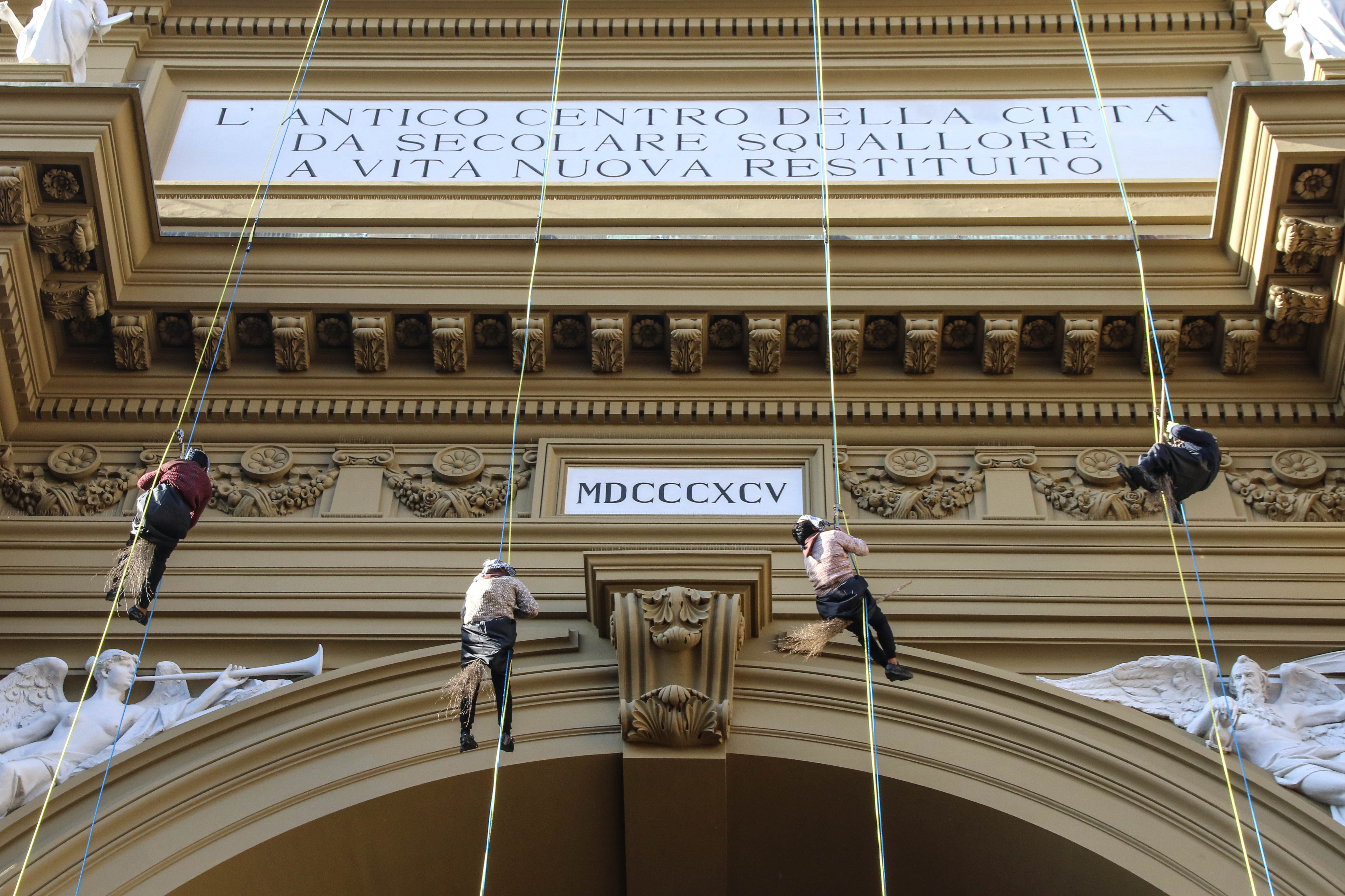 Firenze la Befana scende dall alto in piazza della Repubblica